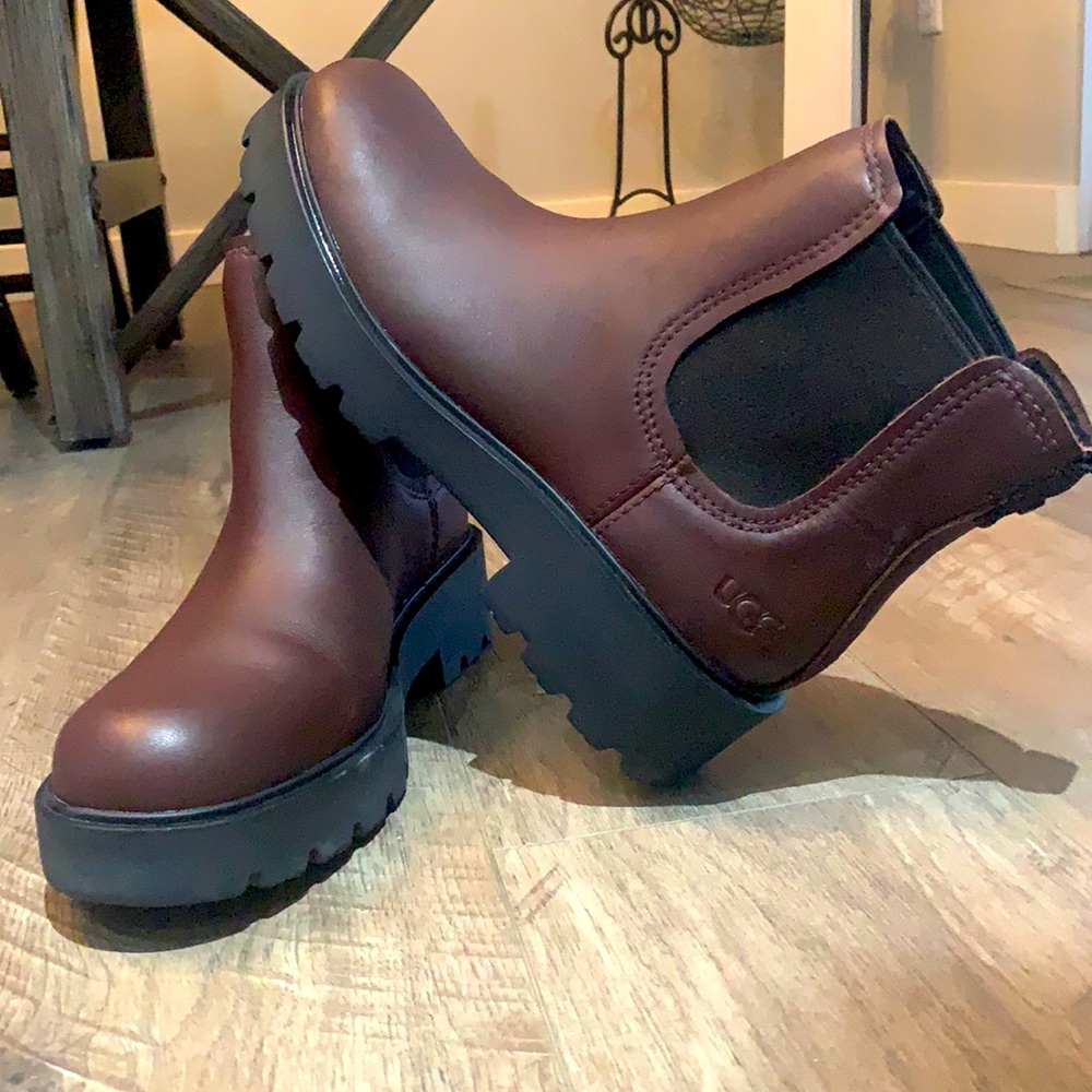 UGG burgundy Chelsea Boots!